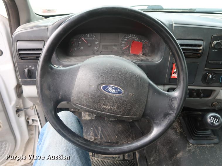 image for item EP9465 2007 Ford F350 Super Duty utility bed pickup truck