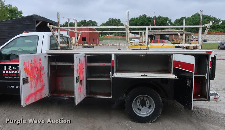 image for item EP9465 2007 Ford F350 Super Duty utility bed pickup truck