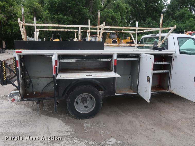 image for item EP9465 2007 Ford F350 Super Duty utility bed pickup truck