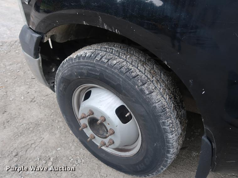 image for item EP9465 2007 Ford F350 Super Duty utility bed pickup truck