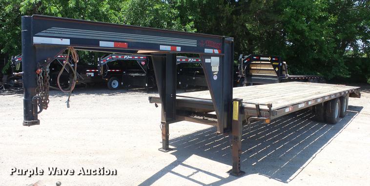 image for item ER9533 2003 Titan equipment trailer