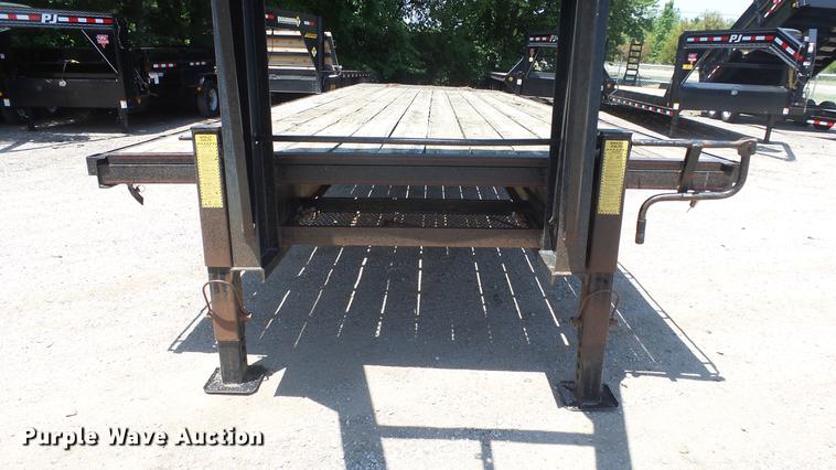 image for item ER9533 2003 Titan equipment trailer