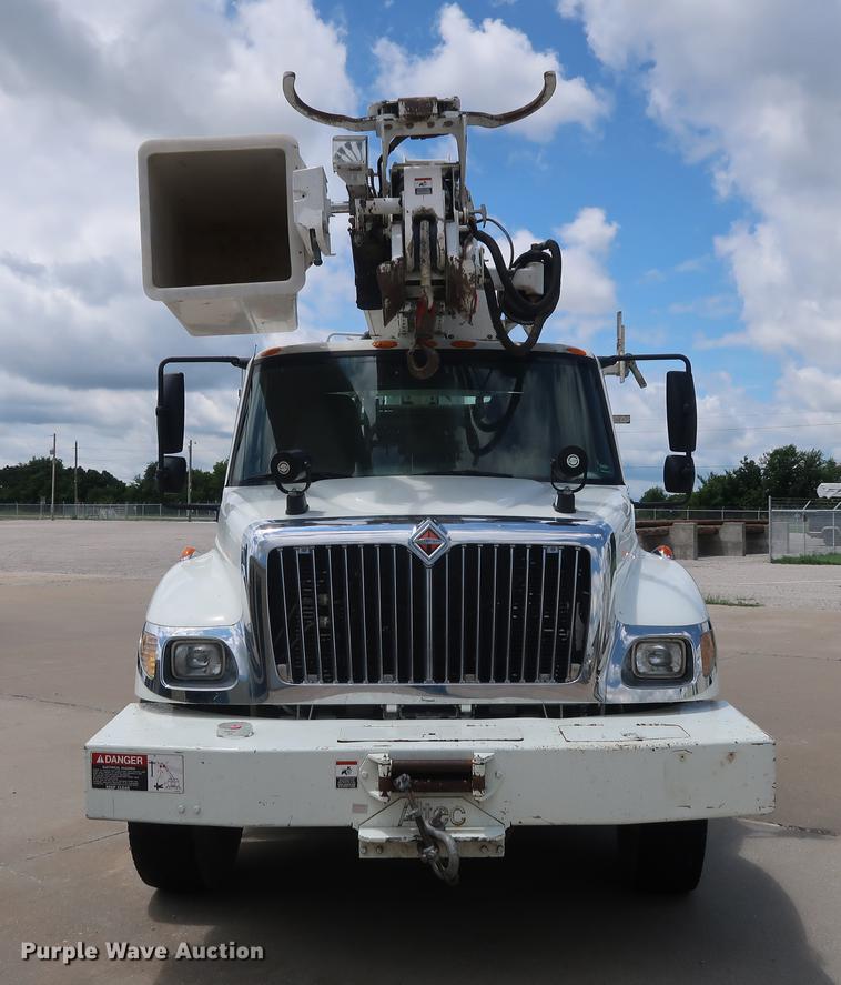 image for item AX9030 2007 International 7400 digger derrick truck