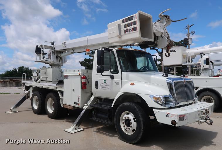 image for item AX9030 2007 International 7400 digger derrick truck