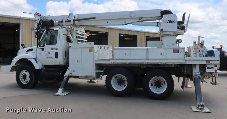 image for item AX9030 2007 International 7400 digger derrick truck