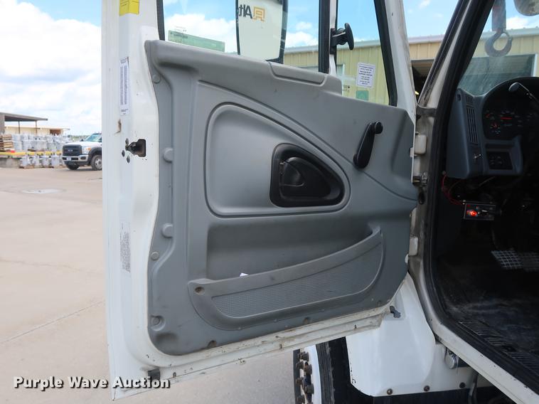 image for item AX9030 2007 International 7400 digger derrick truck