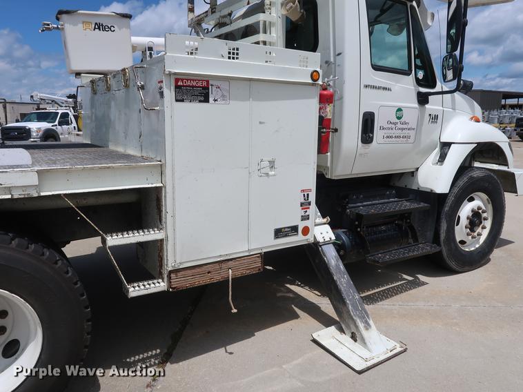image for item AX9030 2007 International 7400 digger derrick truck
