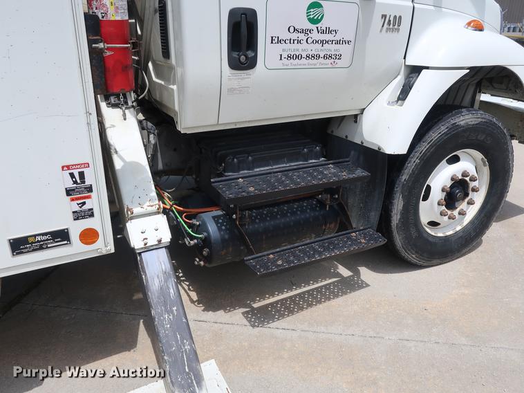 image for item AX9030 2007 International 7400 digger derrick truck