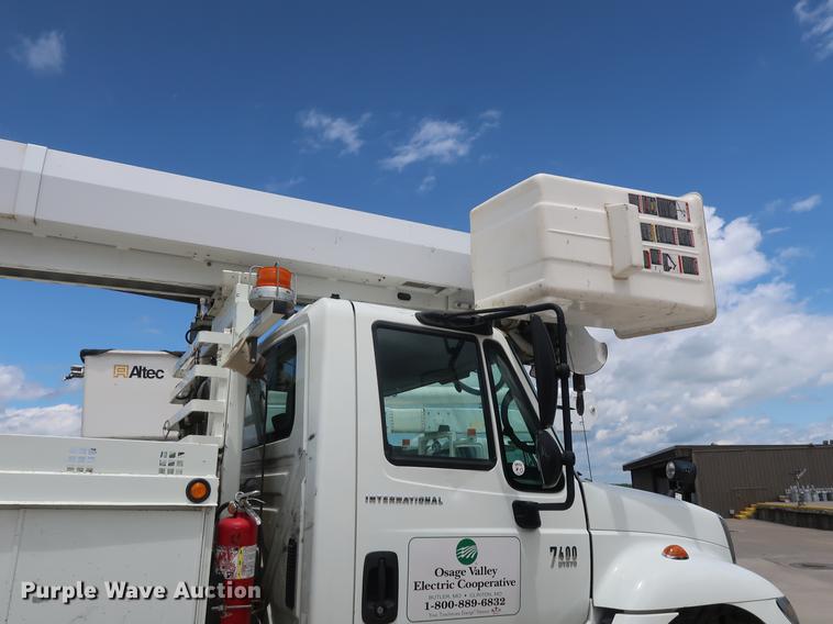 image for item AX9030 2007 International 7400 digger derrick truck