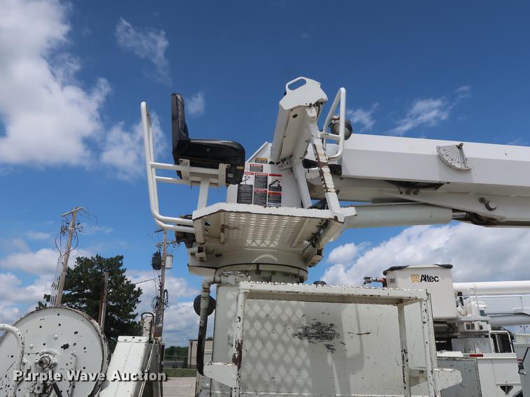 image for item AX9030 2007 International 7400 digger derrick truck