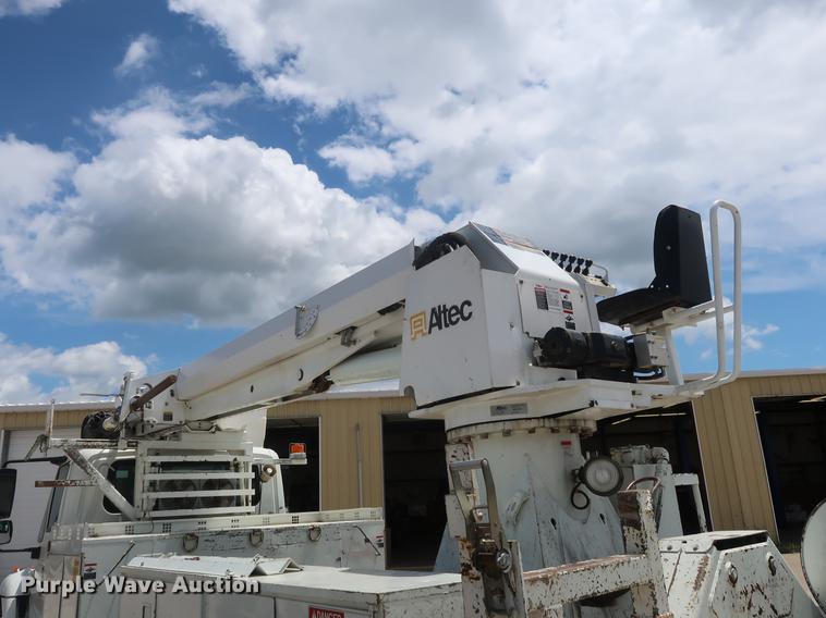 image for item AX9030 2007 International 7400 digger derrick truck