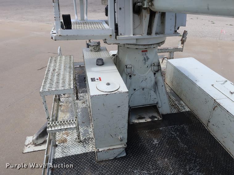 image for item AX9030 2007 International 7400 digger derrick truck