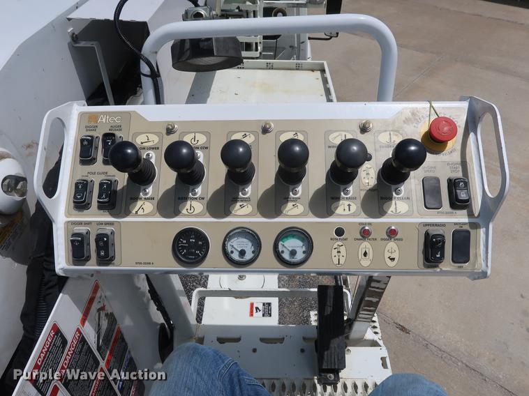 image for item AX9030 2007 International 7400 digger derrick truck