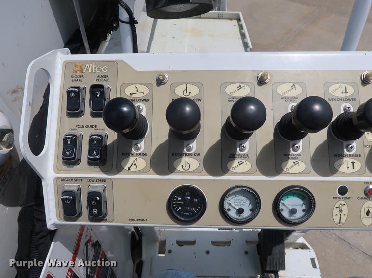 image for item AX9030 2007 International 7400 digger derrick truck