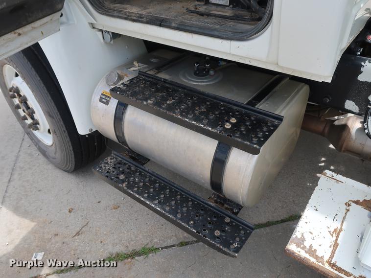 image for item AX9031 2010 International DuraStar 4400 bucket truck