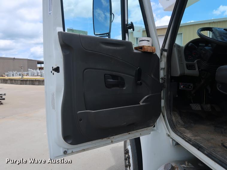 image for item AX9031 2010 International DuraStar 4400 bucket truck