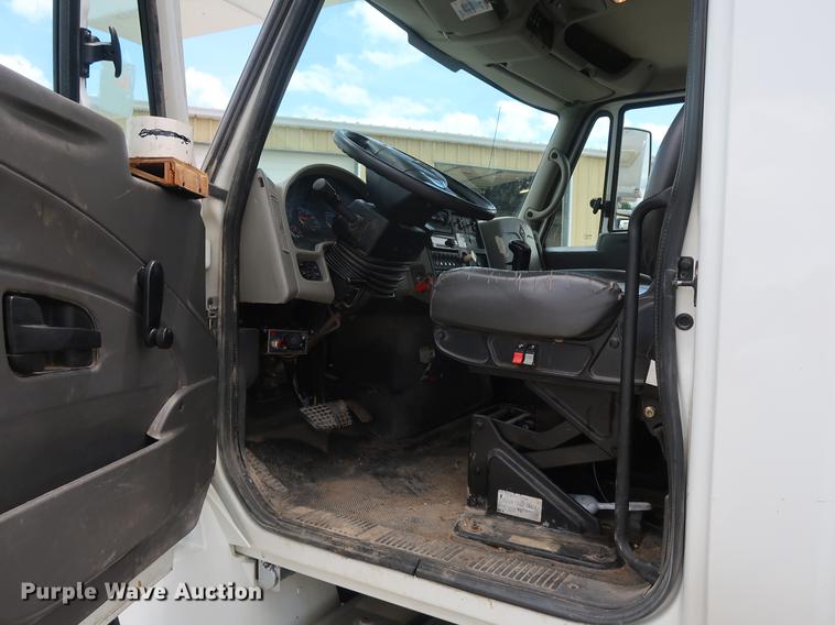 image for item AX9031 2010 International DuraStar 4400 bucket truck