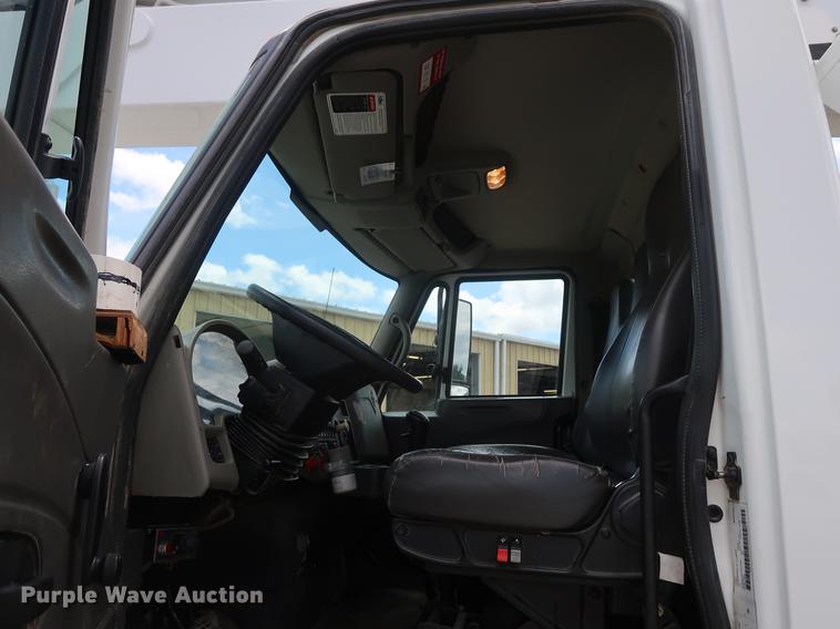 image for item AX9031 2010 International DuraStar 4400 bucket truck