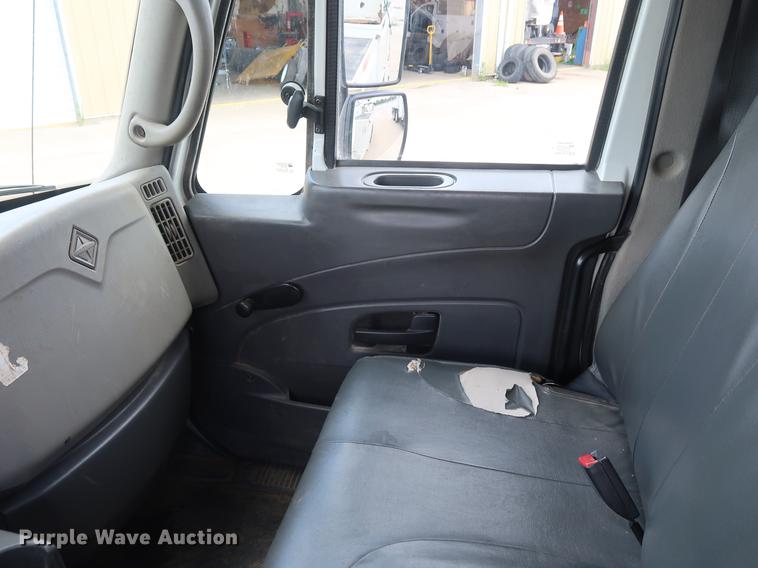 image for item AX9031 2010 International DuraStar 4400 bucket truck