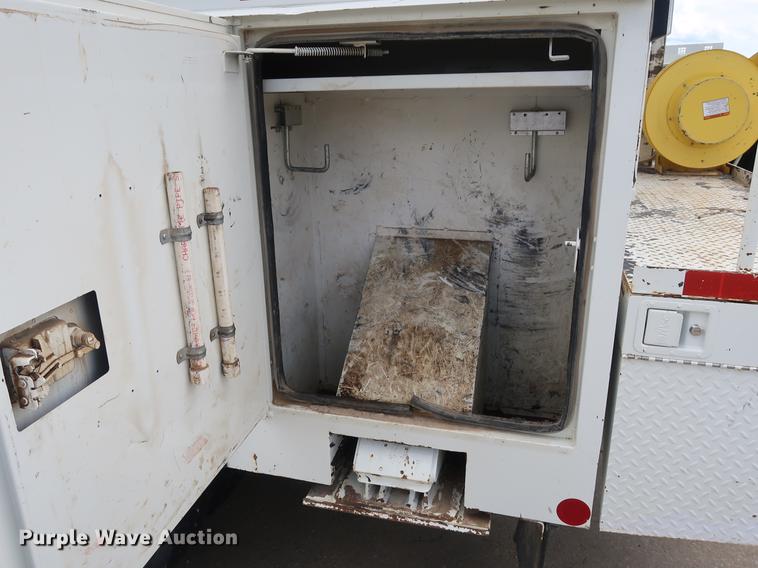 image for item AX9031 2010 International DuraStar 4400 bucket truck