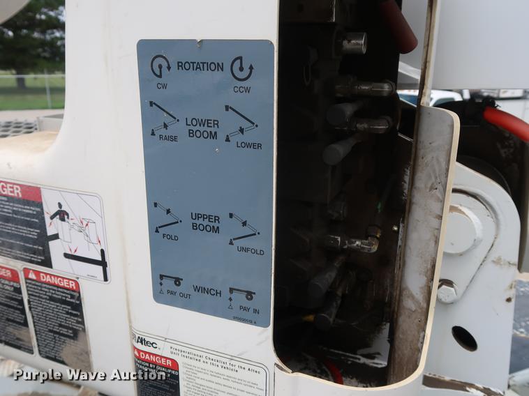 image for item AX9031 2010 International DuraStar 4400 bucket truck