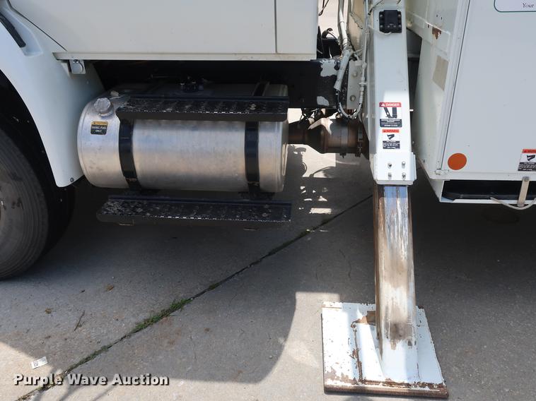 image for item AX9031 2010 International DuraStar 4400 bucket truck