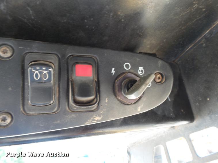 image for item DB7111 1999 John Deere 250 skid steer