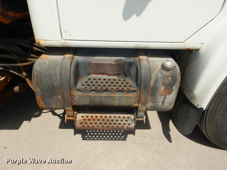 image for item DB8479 1996 International 4900 dump truck