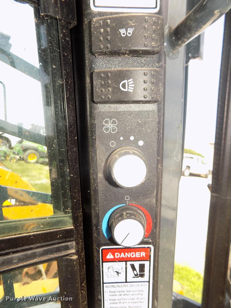 image for item DB8710 2014 Gehl R190 skid steer