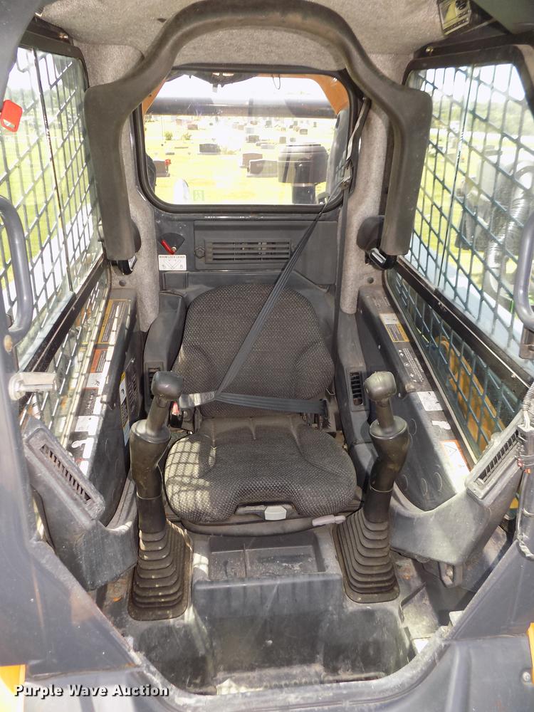 image for item DB8712 2012 John Deere 333D skid steer