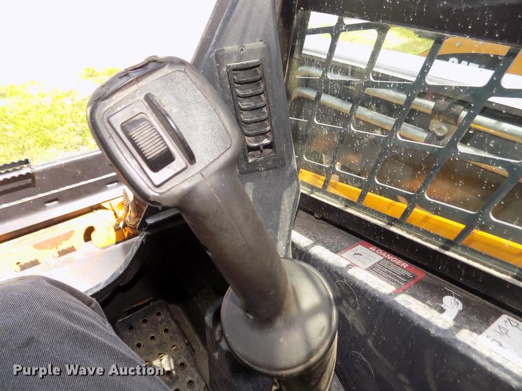 image for item DB8712 2012 John Deere 333D skid steer