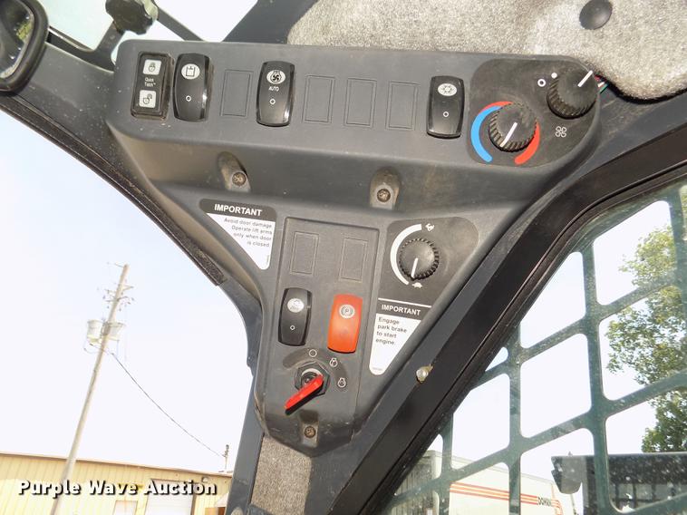 image for item DB8712 2012 John Deere 333D skid steer