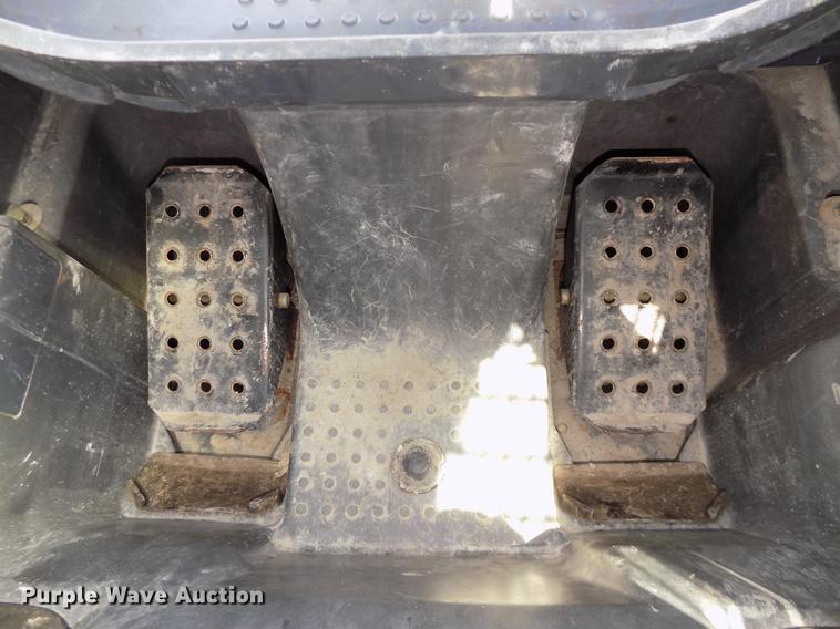 image for item DB8712 2012 John Deere 333D skid steer