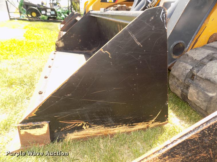 image for item DB8712 2012 John Deere 333D skid steer