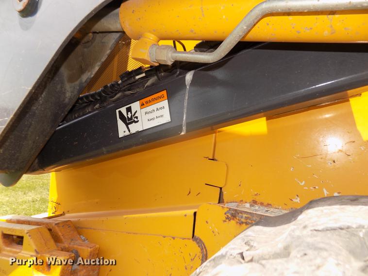 image for item DB8712 2012 John Deere 333D skid steer