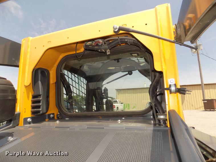 image for item DB8712 2012 John Deere 333D skid steer