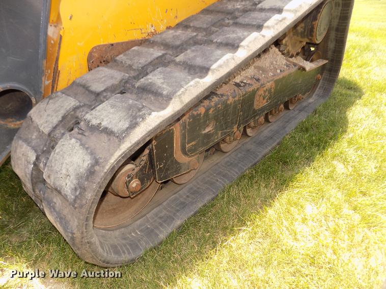 image for item DB8712 2012 John Deere 333D skid steer