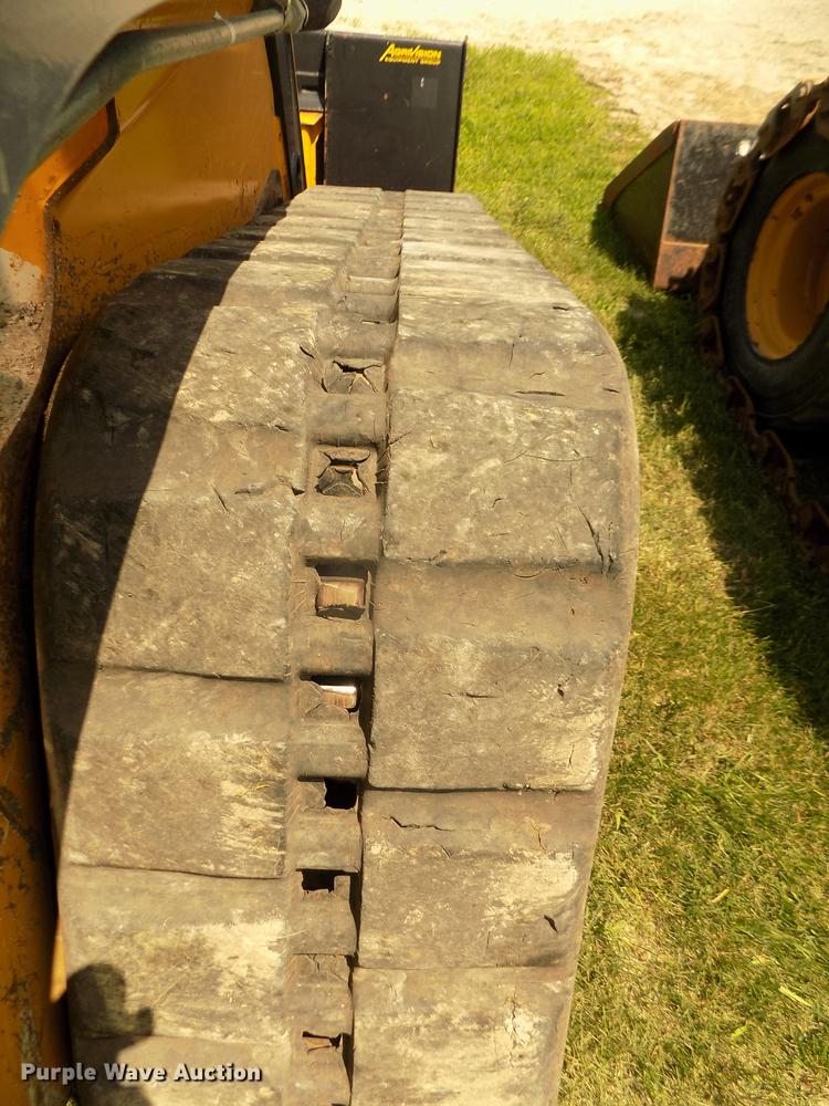 image for item DB8712 2012 John Deere 333D skid steer