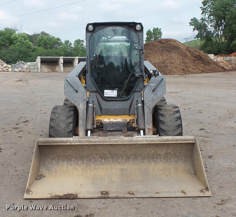image for item DC4702 2011 John Deere 332D skid steer