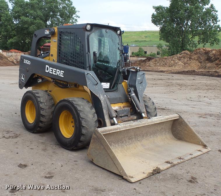 image for item DC4702 2011 John Deere 332D skid steer