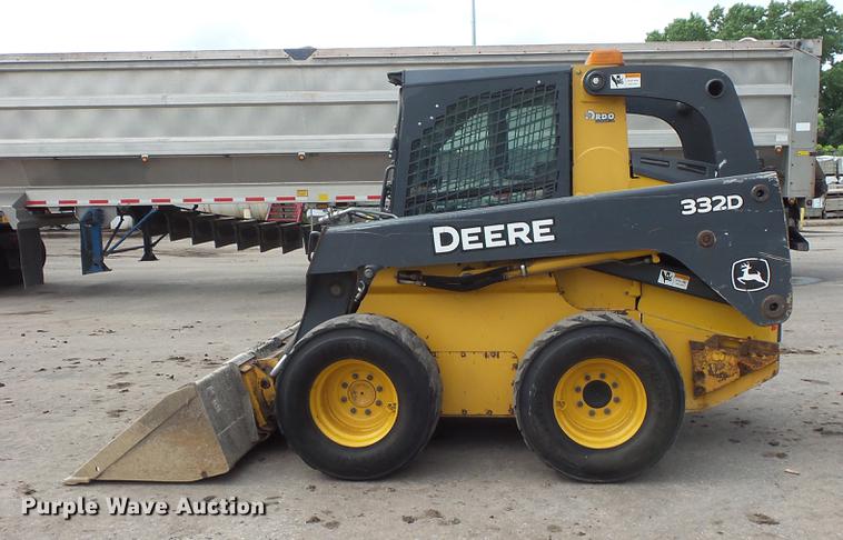 image for item DC4702 2011 John Deere 332D skid steer