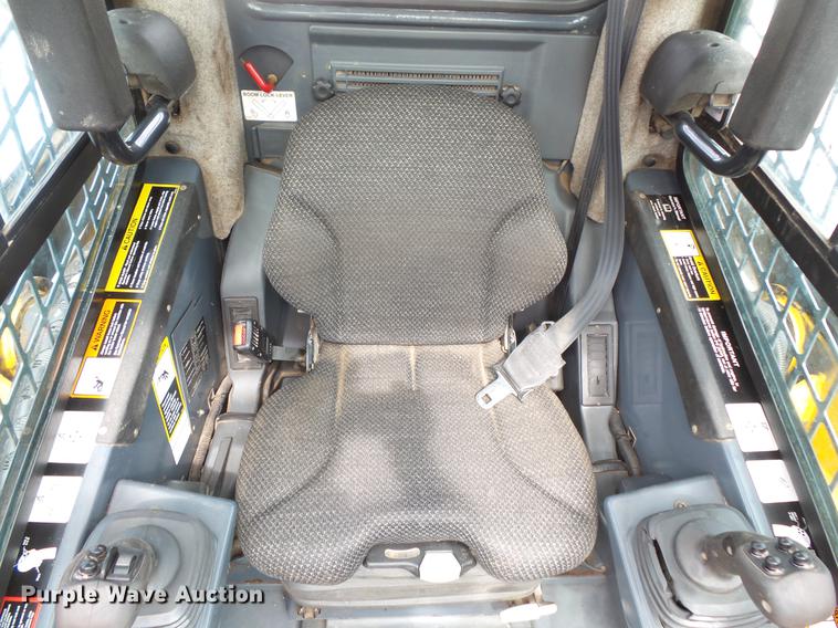 image for item DC4702 2011 John Deere 332D skid steer