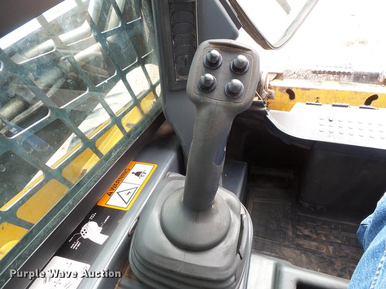 image for item DC4702 2011 John Deere 332D skid steer