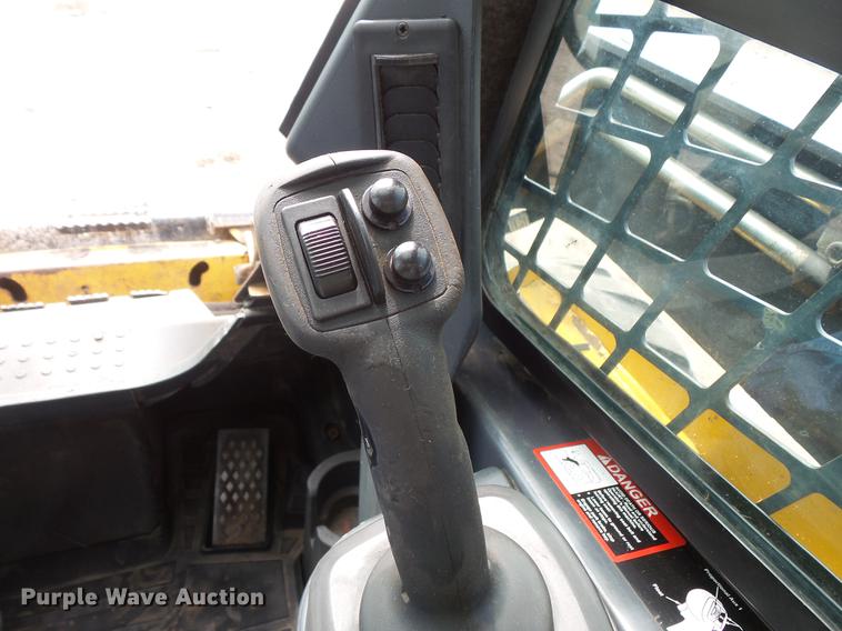 image for item DC4702 2011 John Deere 332D skid steer