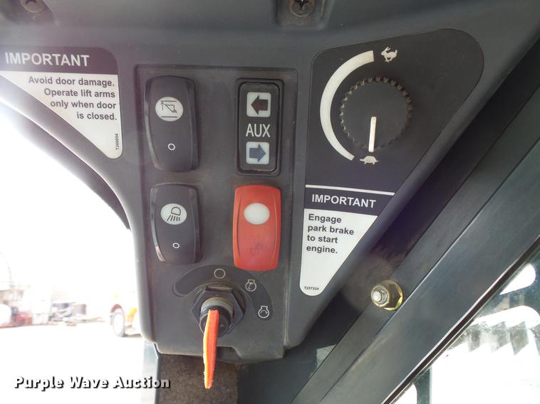 image for item DC4702 2011 John Deere 332D skid steer