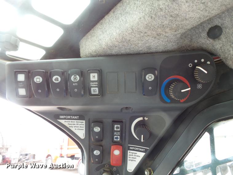 image for item DC4702 2011 John Deere 332D skid steer