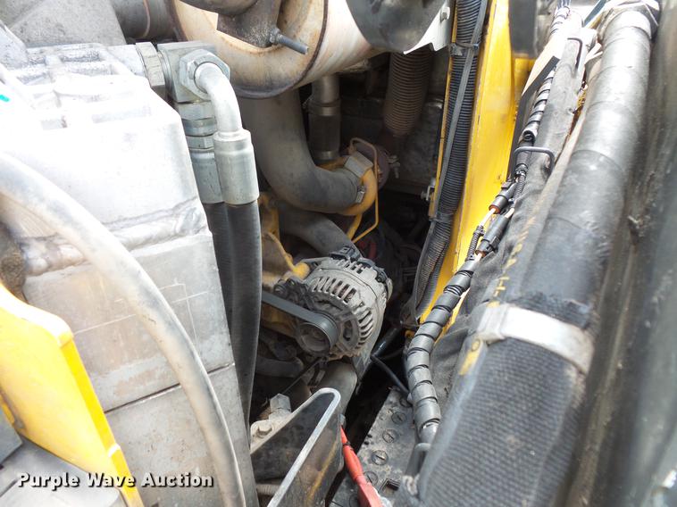 image for item DC4702 2011 John Deere 332D skid steer