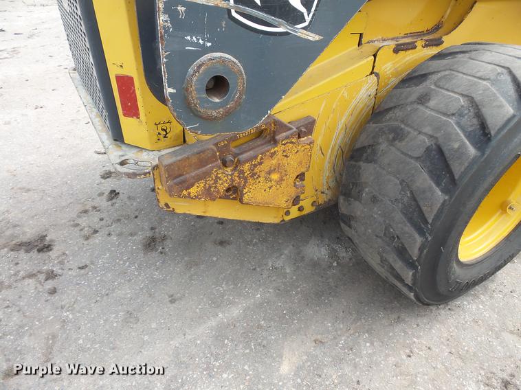 image for item DC4702 2011 John Deere 332D skid steer