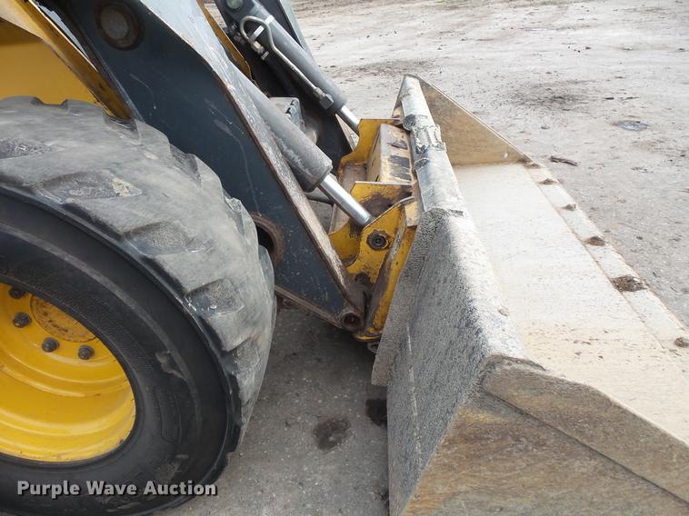 image for item DC4702 2011 John Deere 332D skid steer