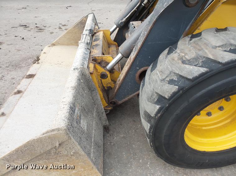 image for item DC4702 2011 John Deere 332D skid steer